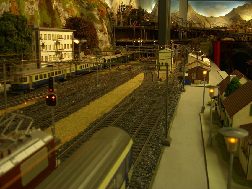 "Etwas sp&auml;ter". Die Stahltr&auml;ger sind akzeptabel in die Landschaft involviert.