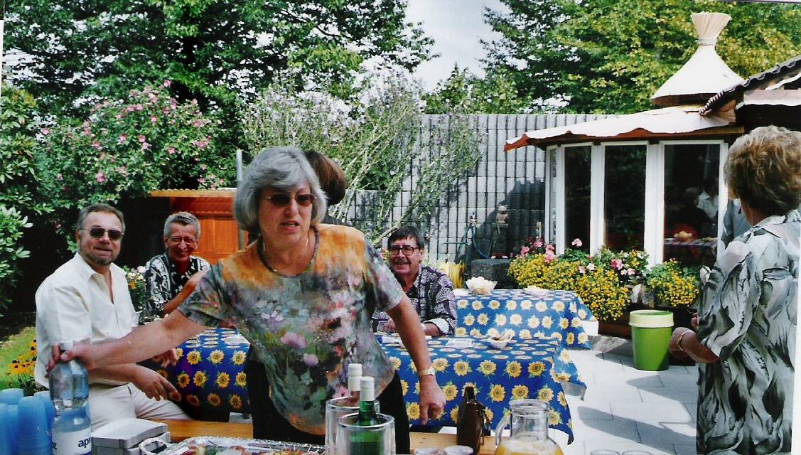 Auch die Bepflanzungen machen Fortschritte. Meine Frau mit dem gr&uuml;nen Daumen hat's drauf. Freunde und Bekannte treffen ein und helfen uns beim Feiern.