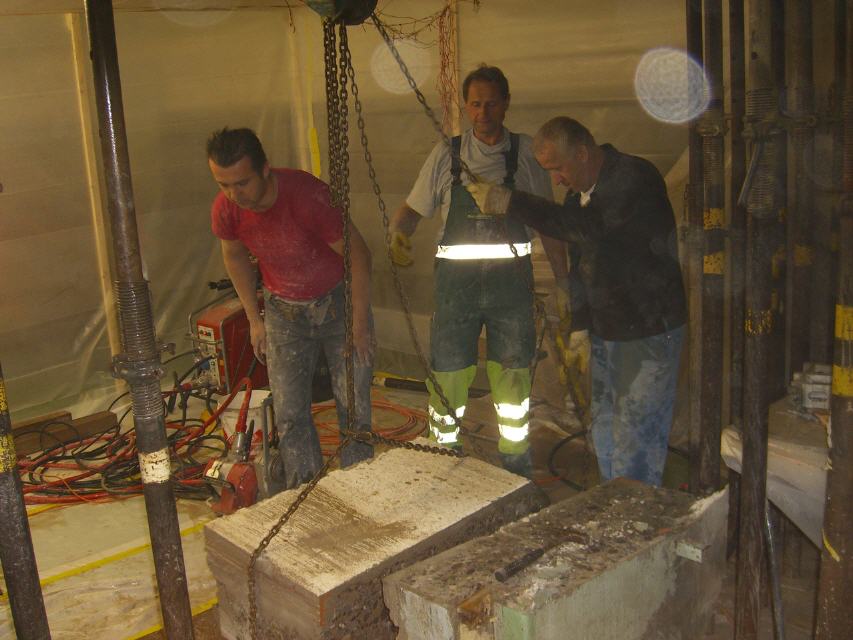 Entfernen der schweren Mauerbrocken