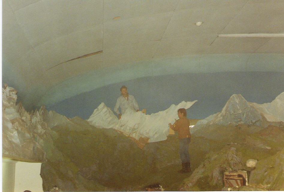 Abbau der Kulisse in der "Morgensonne", bevor der Bagger kommt.